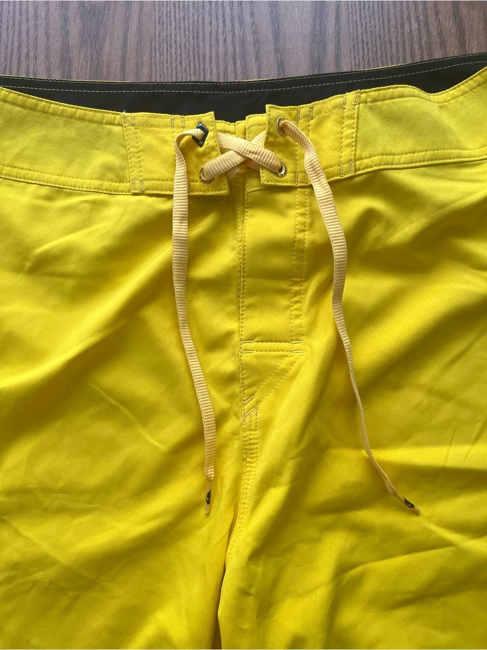Quiksilver Men's Yellow Boardshorts size 34 - Picture 3 of 8
